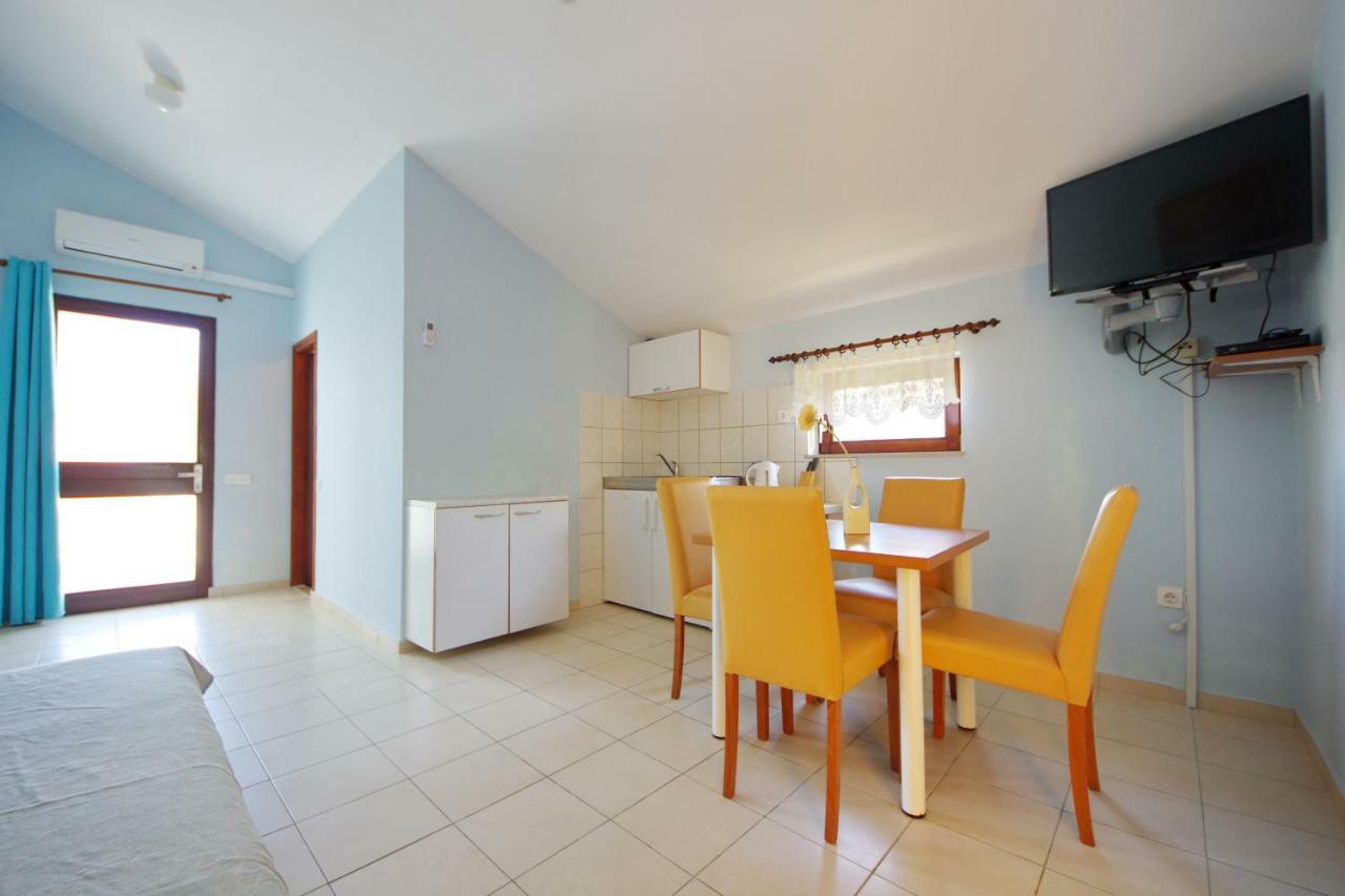 Apartments Eduard Vrsi Bagian luar foto